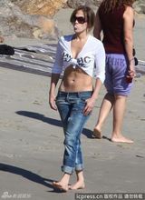 组图：洛佩兹海滩放松心情 一家其乐融融玩耍显童真