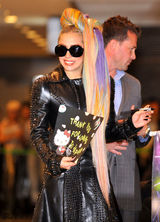 组图：Lady Gaga彩色秀发亮相日本 皮衣高跟很抢镜