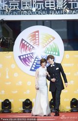 组图：韩星蔡琳与男友高梓淇首度现身 亲密耳语