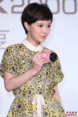 组图：郭釆洁短裙出席活动 回应婚前性行为