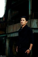 组图：边原街拍大片曝光 演绎城市行走的力量