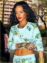 组图：蕾哈娜露脐装显身材 手背纹身土豪范