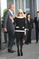 组图：Lady Gaga身穿黑裙厚底鞋现身香港街头