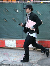 组图：奥兰多现身百老汇 恢复单身心情不错