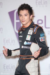 组图：邱泽公开大方示爱 称唐嫣是幸运星