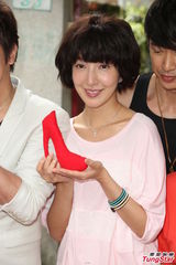 组图：孙耀威不敌美食狂嗑粽子