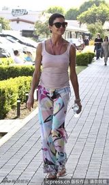 组图：名模珍妮丝曝街拍衣着性感清凉