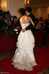 高清：罗嘉良与苏岩大秀恩爱 甜蜜有加秀婚戒