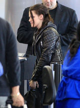 组图：克里斯汀-斯图尔特街拍 黑色夹克有型