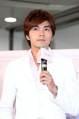 幻灯图：贺军翔化妆品代言 面临兵役问题很尴尬