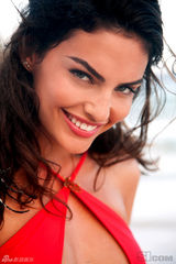 组图：超模阿里萨-米勒性感泳装写真秀古铜肤色