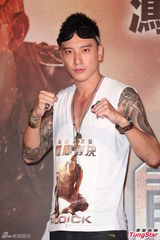 组图：王阳明秀健硕肌肉 不排斥全裸拍片