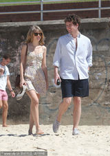 组图：泰勒-斯威夫特海边戏水 神秘男子全程陪伴