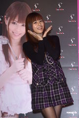 组图：女优佐山爱与瑠川里菜抵台与粉丝互动
