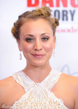 组图：《生活大爆炸》百集庆典谢耳朵招牌憨笑