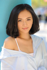 组图：李依玲清新写真 流露灵动神采