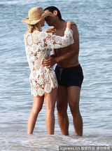 组图：球星法尔考海中爱抚娇妻 舔肚脐极度高调