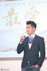 组图：《最爱》香港宣传 章子怡复古造型抢眼