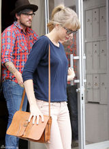 高清图：泰勒-斯威夫特街拍 简约装扮魅力不减