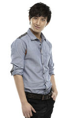 组图：成毅儒雅气质搭配牛仔新派写真