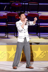 幻灯图：许志安同韩红红馆献唱 强调两人是兄妹