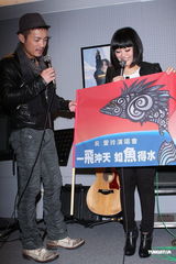 组图：戴爱玲十周年演唱会彩排 范逸臣现身探班打气