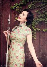 组图：方琼拍摄复古风大片 徜徉老上海街头巷尾