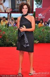 高清图：电影《不是姐妹》首映 两女主角时尚斗靓