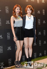 组图：神话金烔完出席活动 豹纹紧身T显霸气