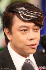 蔡康永患病毒性颜面失调后露面 面部仍不稳(图)