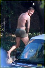 组图：贝克汉姆拍广告半裸秀强壮胸肌