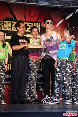 组图：吴建豪帅气亮相大秀舞技 墨镜遮面心情好