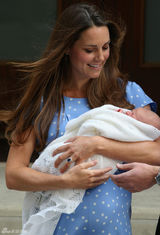 组图：凯特王妃威廉王子抱皇家新生儿亮相