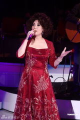 组图：蔡琴一身圣诞红台北开唱 与歌迷过平安夜