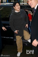 组图：金成钧孙湖竣着94复古装现身闹市送拥抱