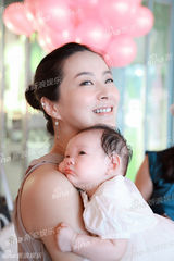 独家：罗嘉良苏岩女儿百日宴 三口相拥落泪(图)