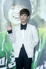 高清组图：金秀贤新片首映 花美男比谦虚钻桌子