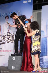 组图：《女王的诞生》孙耀威抱起杨谨华体力佳