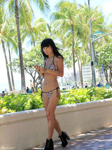 组图：白灵豹纹比基尼现身吃冰淇淋解暑