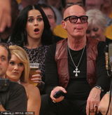 组图：凯蒂-佩里紧身豹纹裙看NBA 高举双手兴奋助威