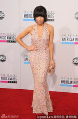 组图：卡莉-蕾-吉普森亮相AMA红毯 深V裸背性感