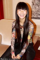 组图：杨丽萍长指甲如鬼魅 外甥女彩旗长发一米