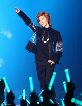 组图：韩国人气男组合SHINee首次开个唱