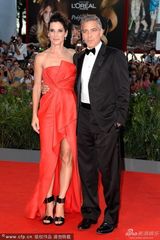 组图：70届威尼斯开幕红毯 克鲁尼比V字卖萌