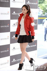 组图：少女时代Yuri时尚站台黑短裙搭棉服