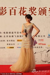 组图：李蜜现身金鸡百花红毯 裙装淡雅身材娇俏