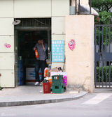 高清图：冯铭潮驾豪车现身京城 状态休闲似新贵