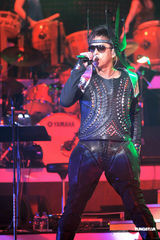 高清组图：谭咏麟开唱草蜢突袭 校长唱到热辣辣