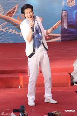 组图：蔡依林萧敬腾出席代言活动 雨中激情献唱