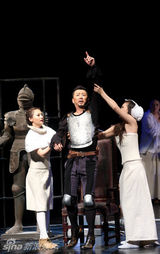 幻灯图：《堂吉诃德》演二轮 孟京辉谢幕连滚带爬